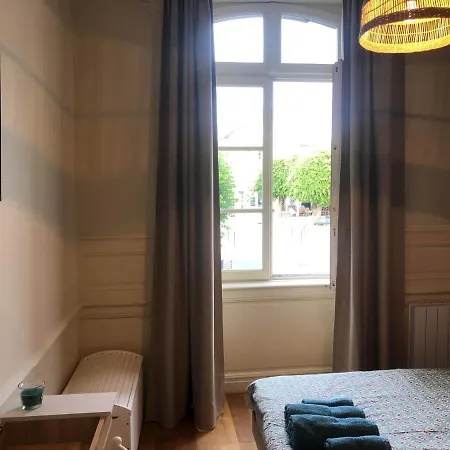L'Aparthe Dinan - Vue Sur La Place Du Marche Exterior foto
