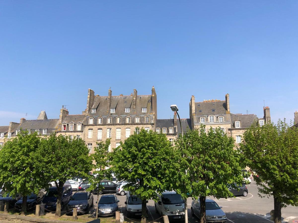 L'aparthe - Vue Sur La Place Du Marche * Dinan